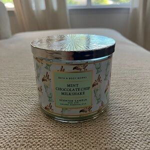 Bath & Body Works Mint Chocolate Chip Milkshake Scented Candle NEW 3‎ wick